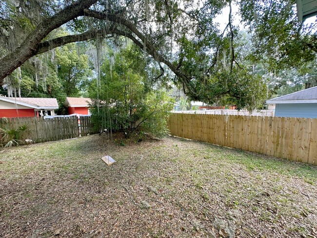 Building Photo - 3 Bedroom, 2 Bath Historic House Near UF!