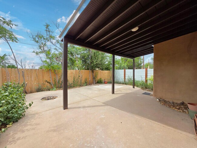 Building Photo - 1504 Escondida Ct