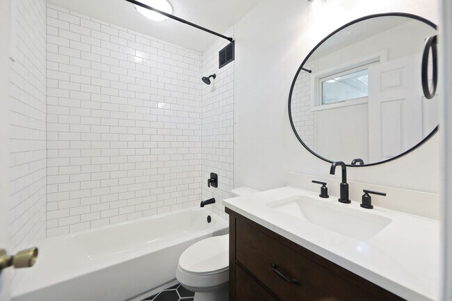 Building Photo - 3407 Batavia St