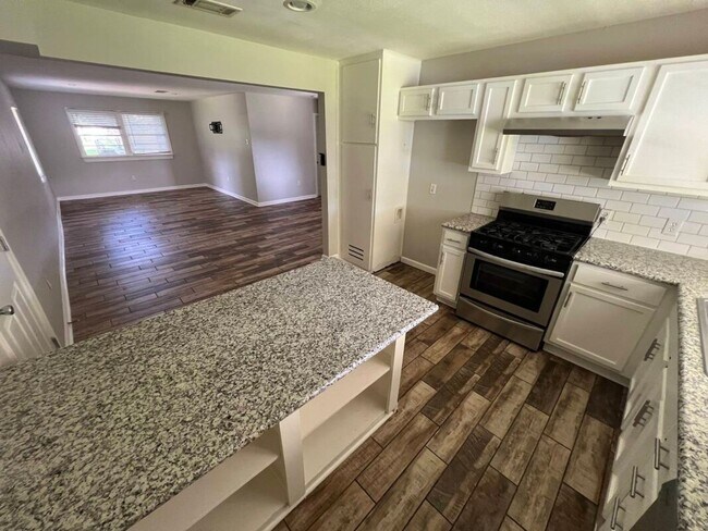 Building Photo - Charming 3BR Rental Featuring Granite Counters & Gas Range
