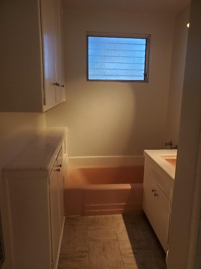 Shower/Tub - 7615 Norton Ave