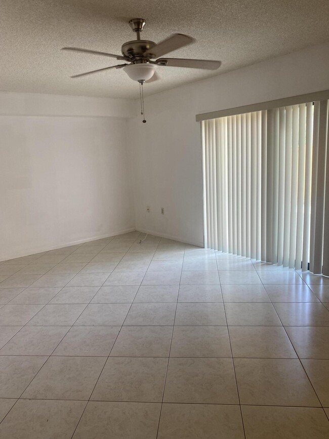 Building Photo - 222 Live Oak Ln