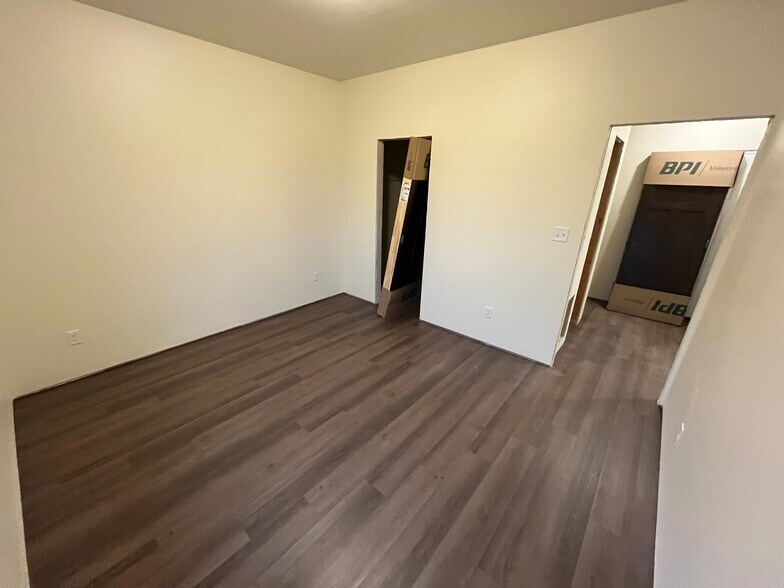 Building Photo - 327 Post Oak Dr