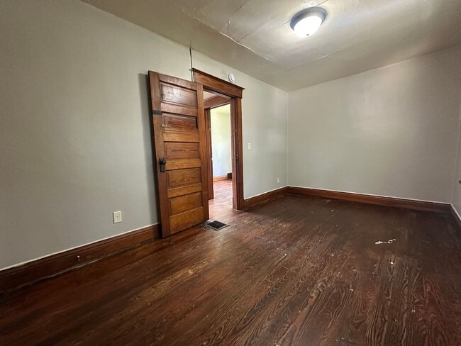 Building Photo - 3 bed, 1 bath home for rent in Waterloo