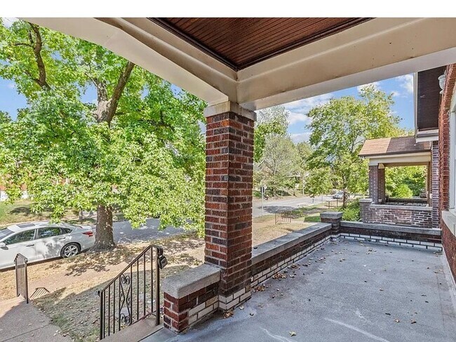 Building Photo - Comfortable Living in the Heart of South St. Louis