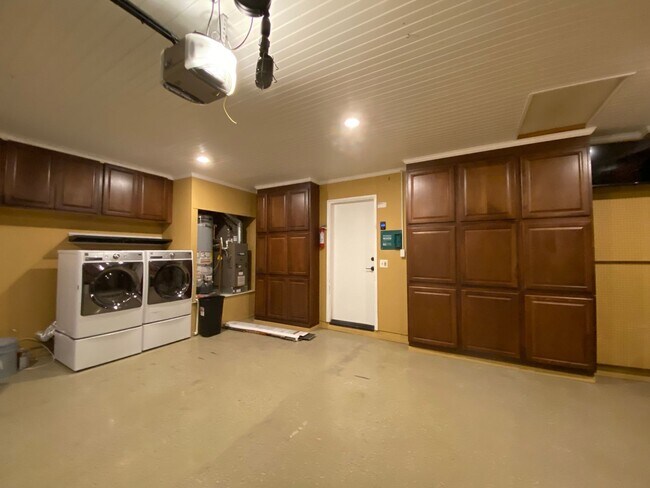 Building Photo - Spacious 4 Bedroom 2 Bath in Desirable Oceanside!