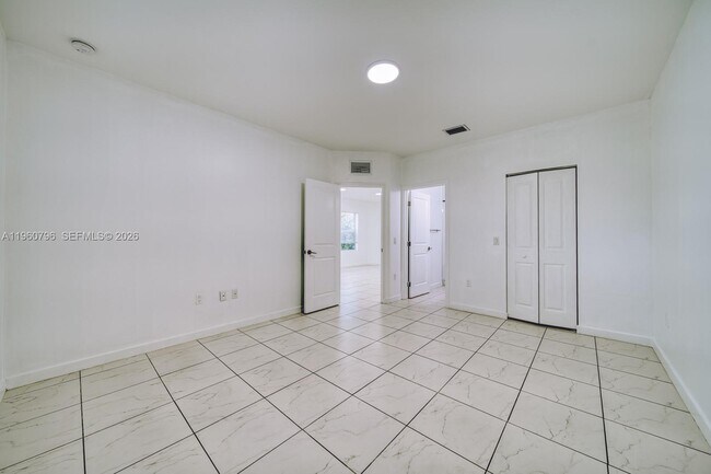 Building Photo - 14885 NE 7th Ave