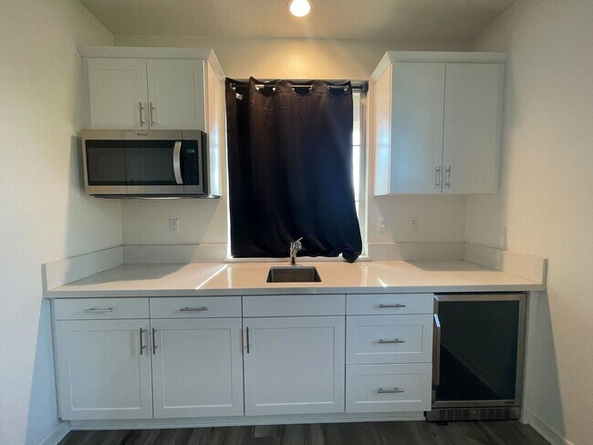 Building Photo - $1,000 Off 2nd Month’s Rent! 5-Bedroom Hom...