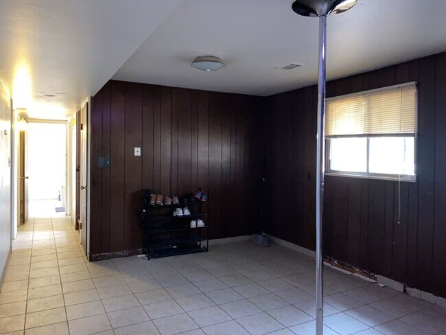 Building Photo - STUDENTS WELCOME! Sprawling 6 Bed / 3 Bath Home Near College and Drake