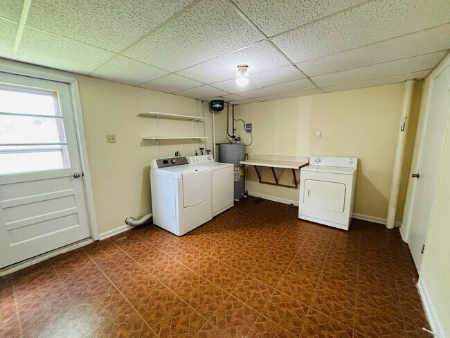 Building Photo - 208 Ardmore St