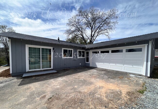 Building Photo - Newly Updated 3 Bedroom 2 Bathroom Home in...