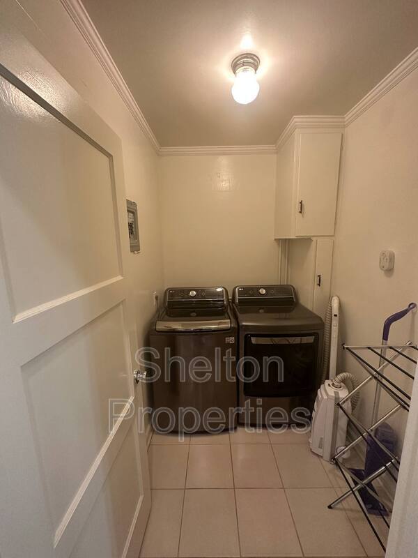 Building Photo - 2026 N Laurel Ave