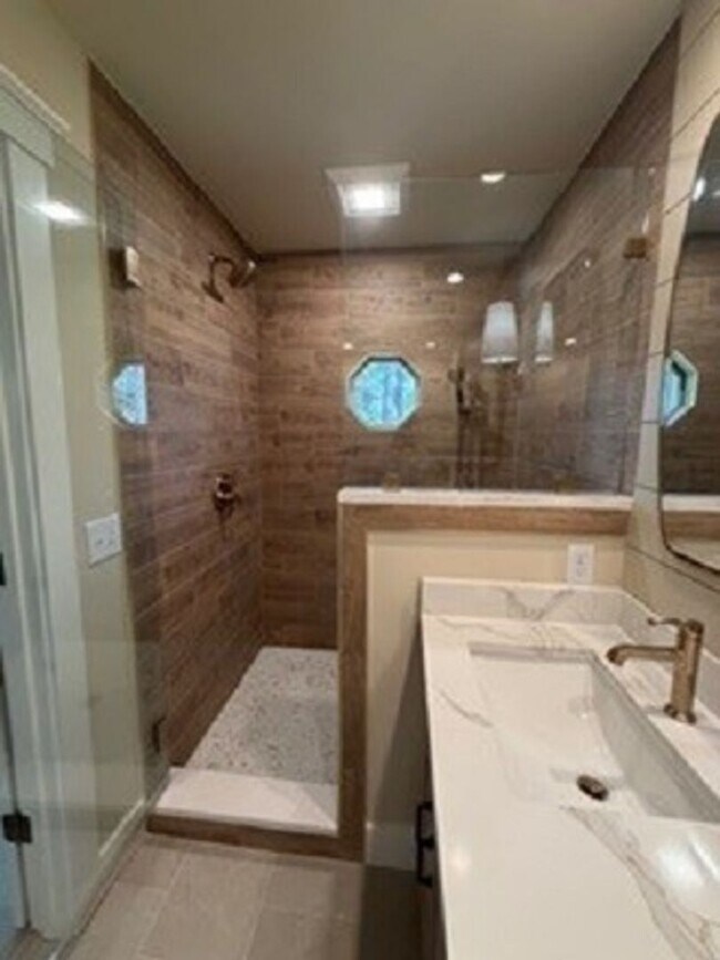Building Photo - Lovely Remodeled Home In Hilton Head Plantation