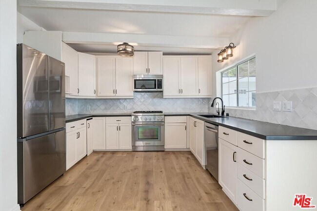 Building Photo - 3493 Mandeville Canyon Rd