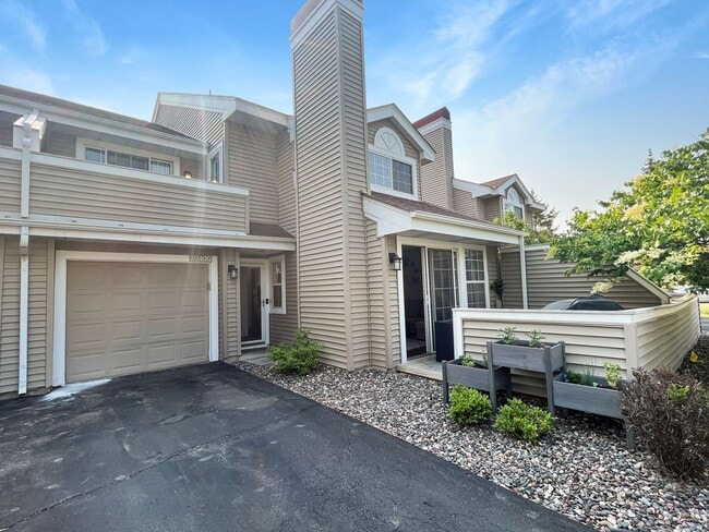 Building Photo - 2040 Shenandoah Ct
