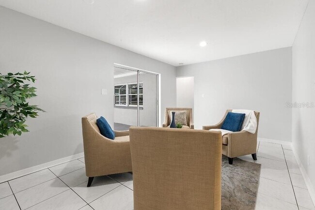 Building Photo - Remodeled Pool Home Located in the Very De...