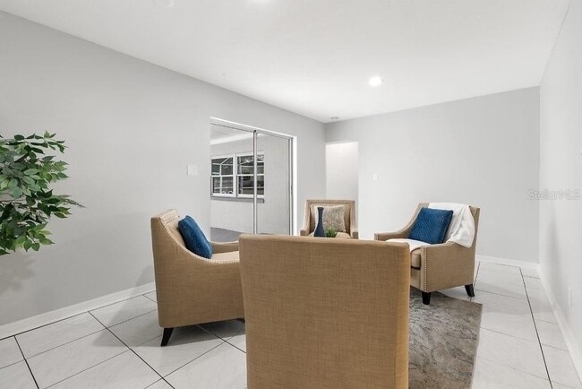 Building Photo - Remodeled Pool Home Located in the Very Desirable Bay Crest Park Waterfront Community