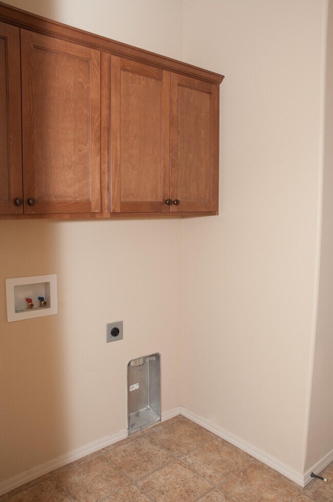 Building Photo - 3 bd. 2 bath Rambler Available November 10!