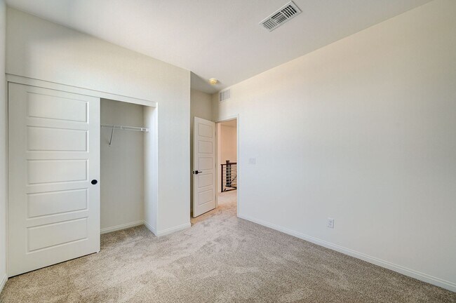 Building Photo - Stunning Summerlin townhome! 2 car garage!