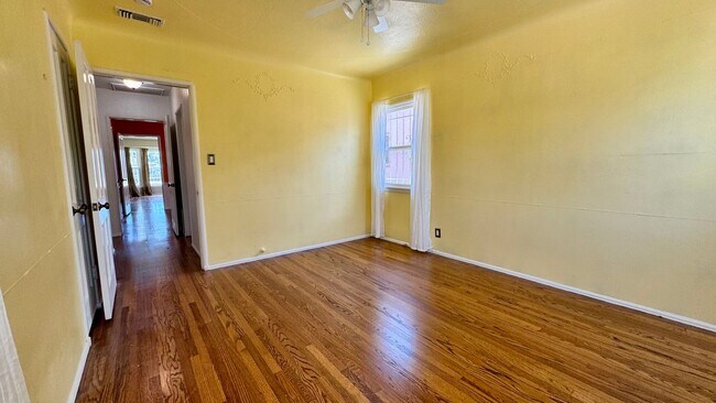 Building Photo - Charming House  with Large yard