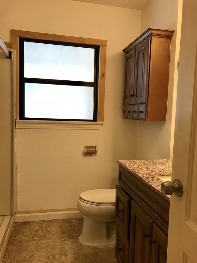 Building Photo - Adorable House in North Bakersfield!