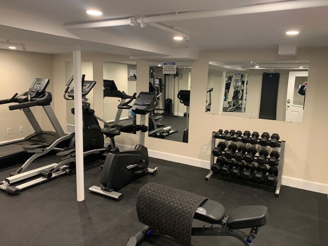 Building Photo - 129 Kenoza Ave