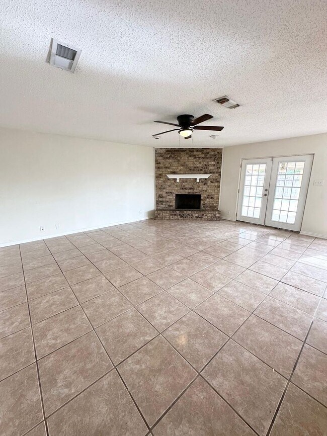 Building Photo - 3 Bed 2 Bath Ready to Rent!