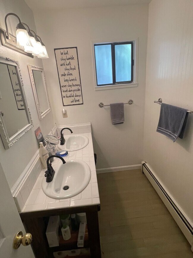 Building Photo - Quiet 4Bd 2Ba home avail. for a 3-5 month Seasonal Lease! Avail. Call and inquire today!