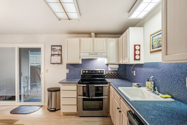 Building Photo - 3 Bedroom, 2 Bath House Near Portland Community College on Quiet Dead-end Street