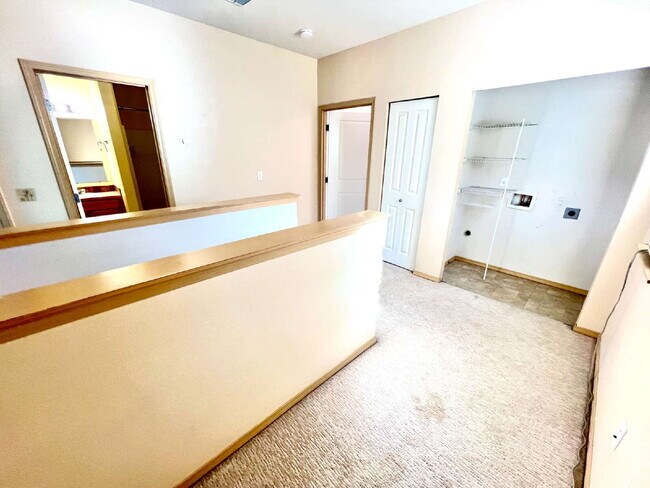 Building Photo - Move-In Ready Puyallup Townhome – Central Location, Easy Commute