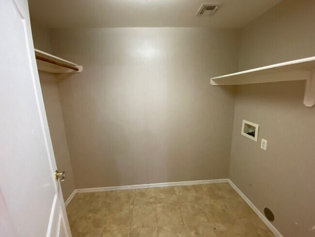 Building Photo - 7716 S Lions Spring Way