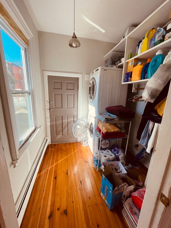 Building Photo - 216 Saratoga St