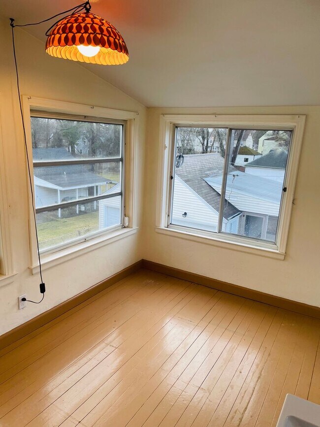 Building Photo - Seymour