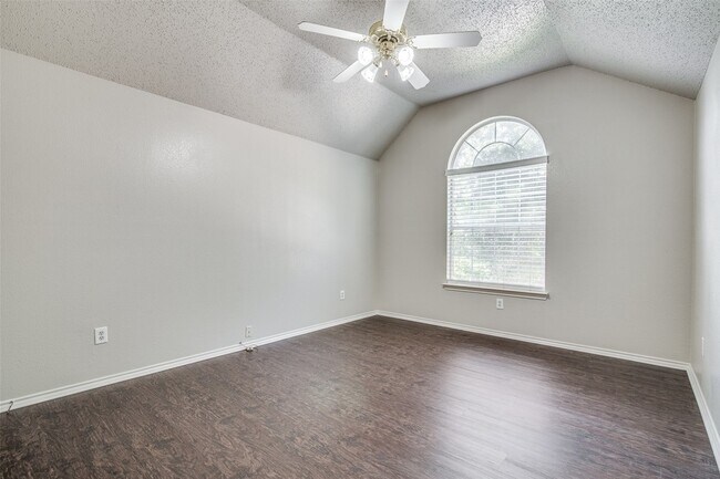Building Photo - 1520 Eaglepoint Dr