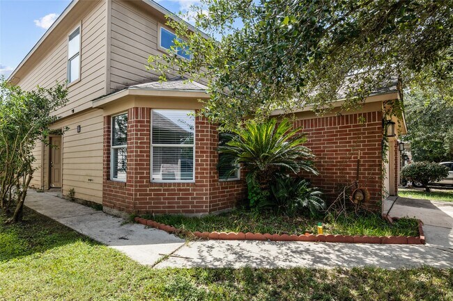 Building Photo - 2811 Oakland Brook St