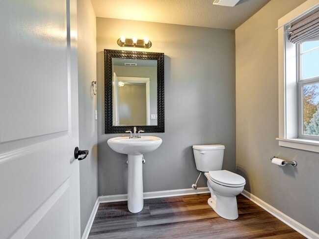 Building Photo - Beautiful 4 bedroom/2.5 Bath Home On Large...