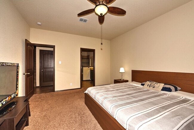 Building Photo - BEAUTIFUL HOME  |  4 BEDS & 3.5 BATHS  |  OFFICE  |  LOFT  |  NEAR 1604 AND 151