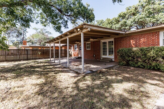 Building Photo - Cute House Convenient to Campus, Shopping,...