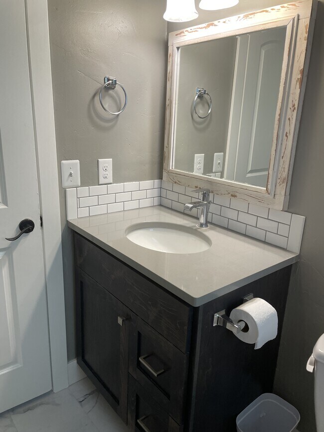 Building Photo - 1011 W 600 S