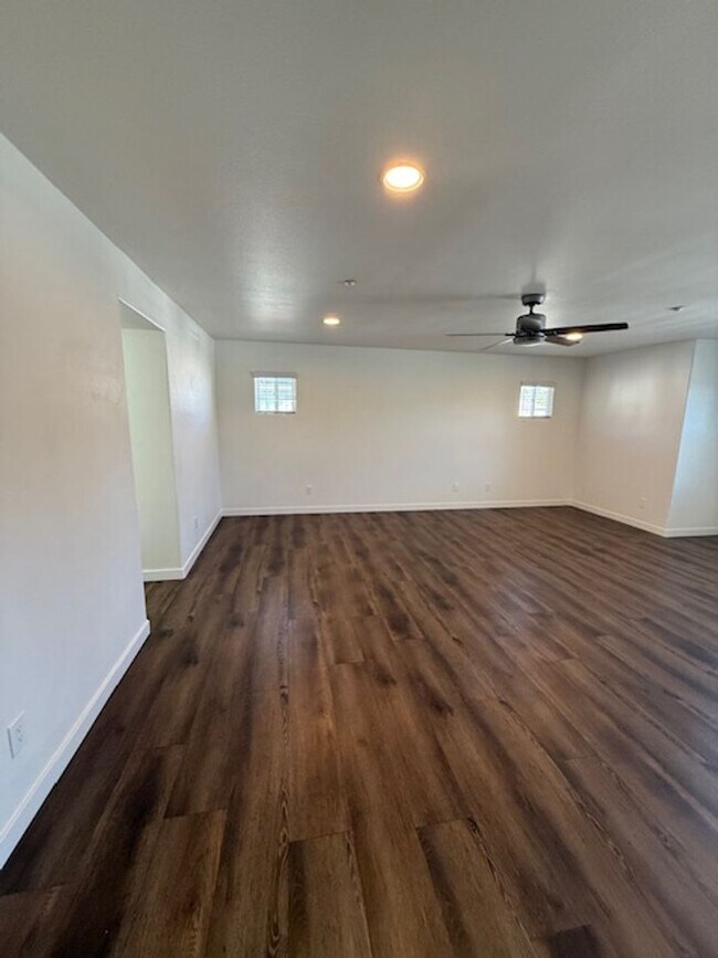 Building Photo - Very Nice 4 bedroom, 3 full bath home in much desired Lakeside neighborhood.