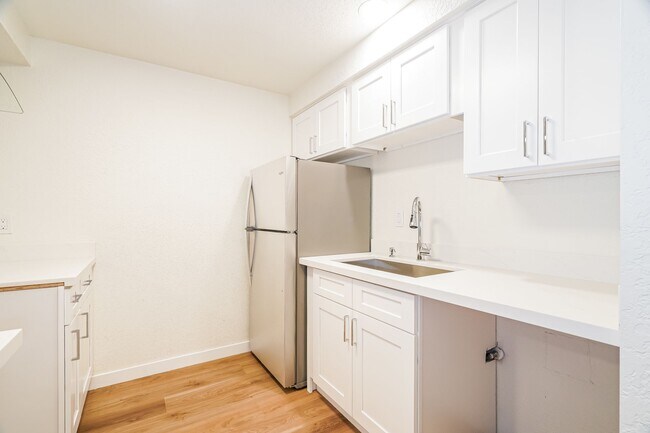 Building Photo - Welcome to Fairway Apartments  – Where Quiet Comfort Meets Convenience