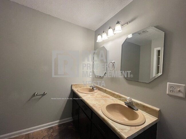 Building Photo - 307 Fox Tail Dr