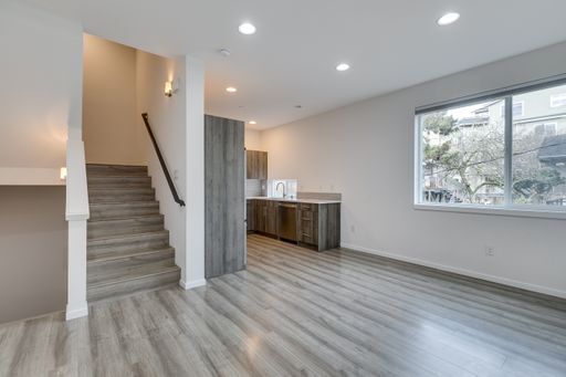 Building Photo - Queen Anne West Townhome with A/C Available Now!