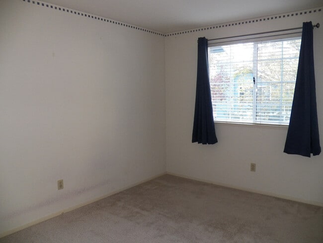 Building Photo - Spacious North San Jose Townhouse - Available Now!