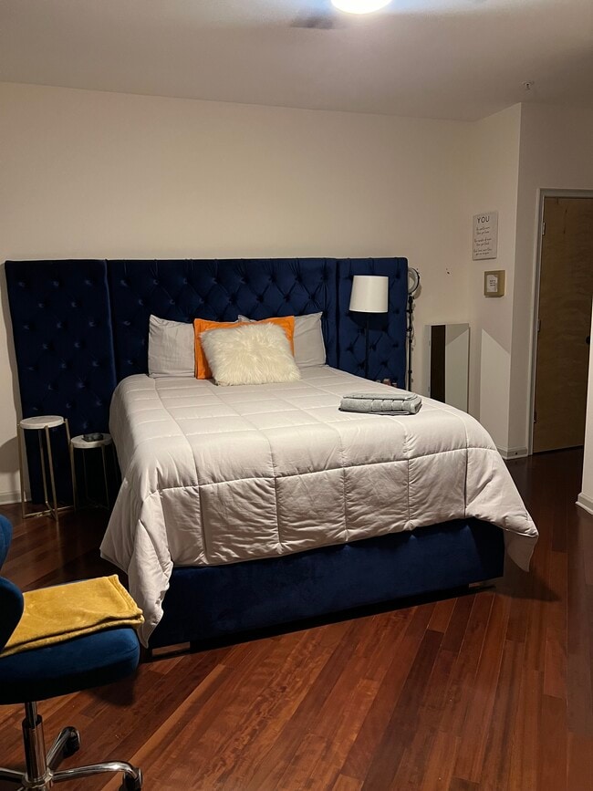 Building Photo - 898 Oak St SW