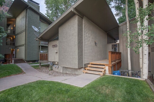 Building Photo - 709 W Galena Ave