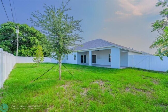 Building Photo - 3838 SW Hainlin St