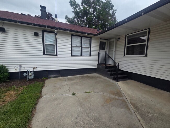 Building Photo - Audubon-Downriver Neighborhood 3+ bedroom, 1 bath corner lot with large, fenced yard