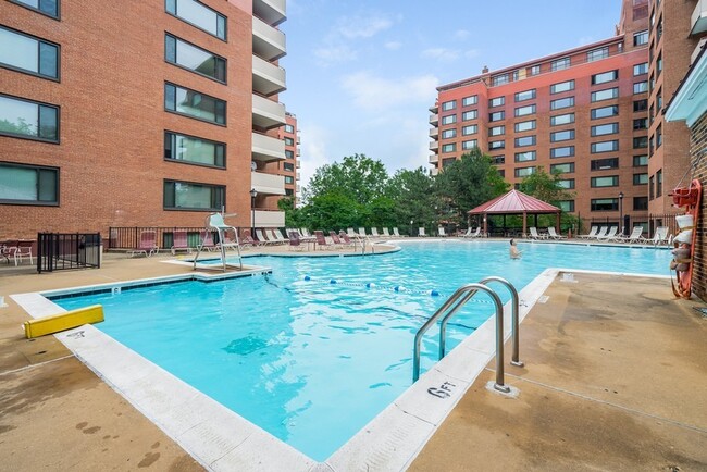 Building Photo - Spacious & Bright Studio at River Place West