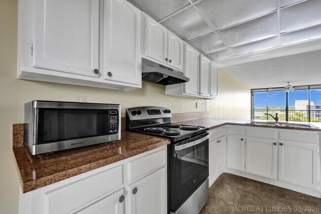Building Photo - 12 Royal Palm Way